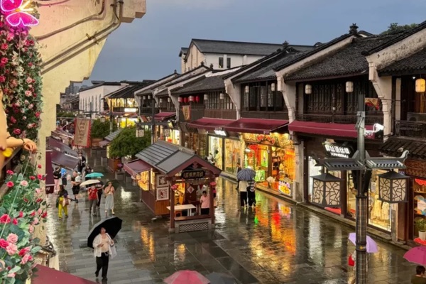 Phố Thanh Hà là khu mua sắm sầm uất ven sông Hàng Châu