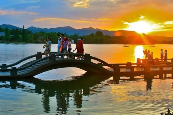 Trải nghiệm ngồi du thuyền thưởng ngoạn Tây Hồ